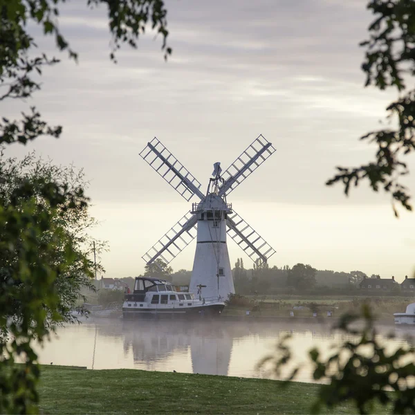 Fantastiska landskap av väderkvarn och river i gryningen på sommaren morgone — Stockfoto