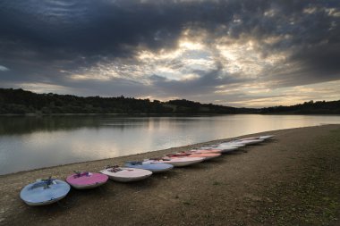 Yaz günbatımı manzara tatil tekne ve eş ile gölde üzerinde