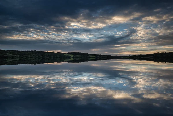 Dramatis badai matahari terbenam atas danau tenang di musim panas dalam hitungan bahasa Inggris — Stok Foto
