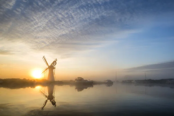 Stunnnig krajina větrný mlýn a řeka za úsvitu na Letních morni — Stock fotografie