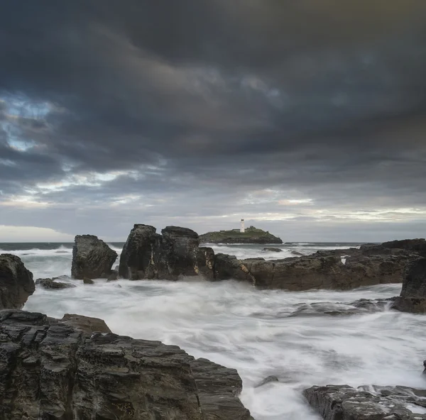 Hermoso paisaje del amanecer del faro de Godrevy en Cornwall co — Foto de Stock