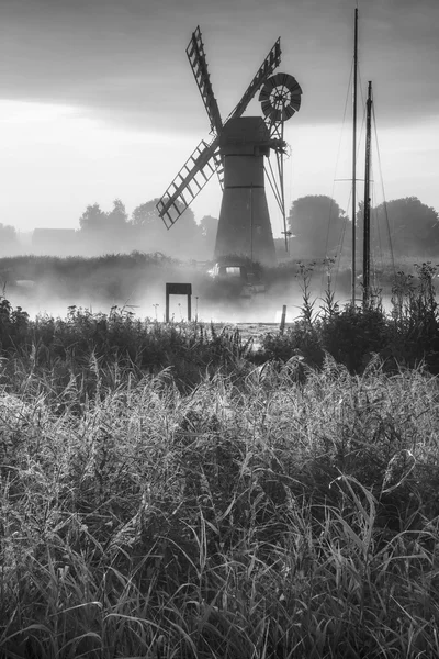 Superbe paysage de moulin à vent et rivière à l'aube en noir et wh — Photo