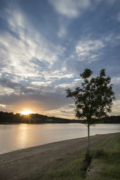 Coucher de soleil orageux dramatique sur un lac calme en été en anglais compte — Photo