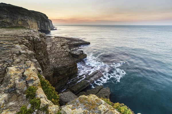 Fantastiska kustlandskap med lång exponering vågorna kraschar på — Stockfoto