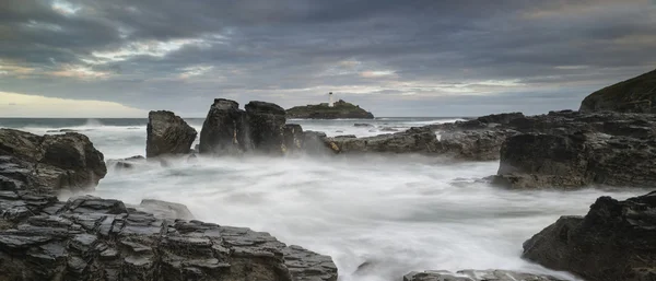 Bellissimo paesaggio alba del faro di Godrevy sulla Cornovaglia co — Foto Stock