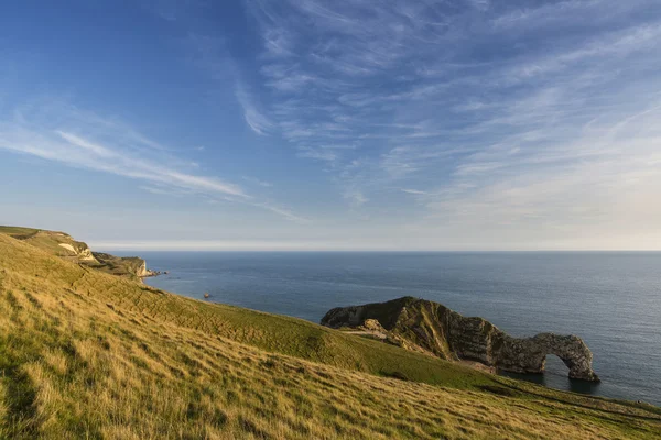 Impresionante paisaje costero cala natural al atardecer con hermosa — Foto de Stock