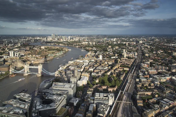 Londons Skyline von oben an einem Sommertag — Stockfoto