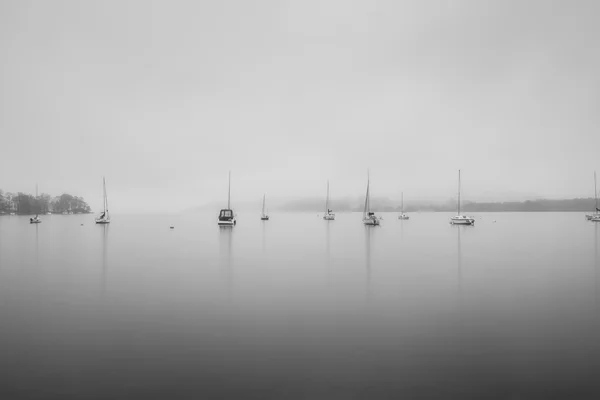 Barcos à vela manhã nebulosa no Lago Windermere em Lake District — Fotografia de Stock