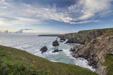 İngiltere'de Cornwall sahil şeridi üzerinde Bedruthan adımlardan manzara