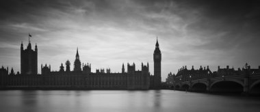 Büyük Ben ve Parlamento Londra evleri'nde kış günbatımı sırasında