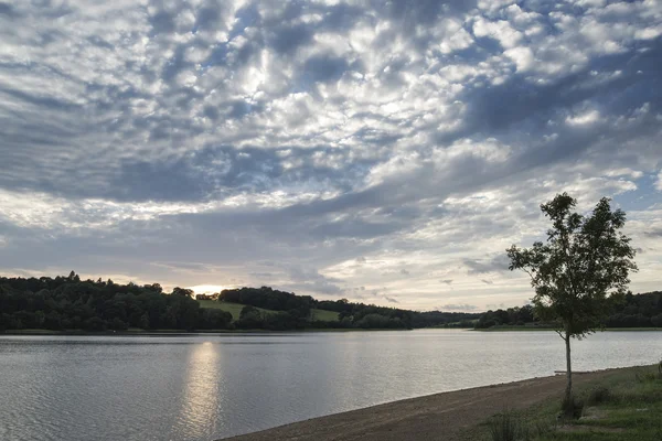 Dramático atardecer tormentoso sobre un lago tranquilo en verano en inglés cuenta —  Fotos de Stock