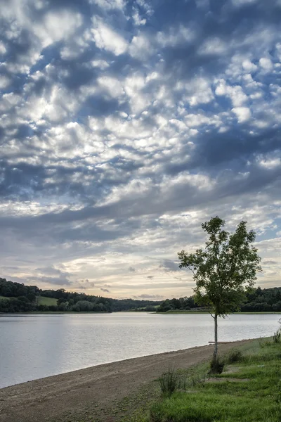 Pôr-do-sol tempestuoso dramático sobre lago calmo no verão em contagem inglesa — Fotografia de Stock
