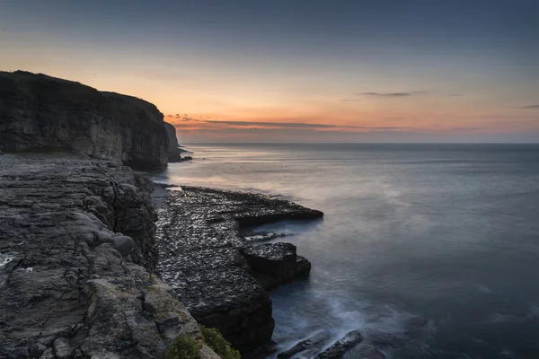 長時間露光の波のクラッシュの見事な海岸の風景 — ストック写真