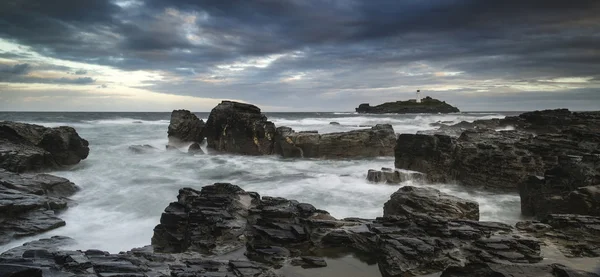 Гарний схід сонця краєвид Godrevy маяк на Корнуолл co — стокове фото