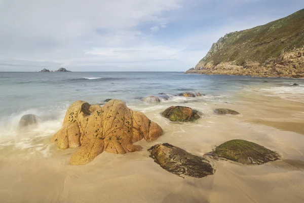 Schöne Strandlandschaft mit sanften Pastellfarben im Morgenlicht — Stockfoto