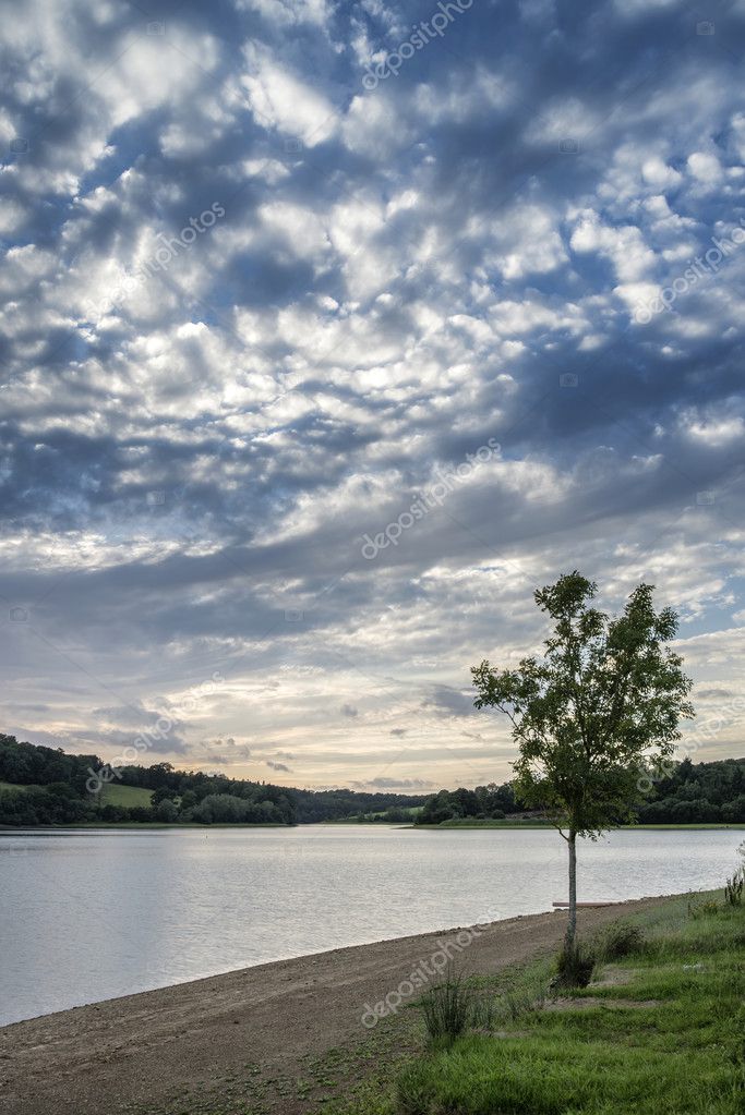 Spectaculaire Coucher De Soleil Orageux Sur Lac Calme En été