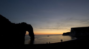 Durdle kapı en güzel gün batımı siluet peyzaj görüntüsü