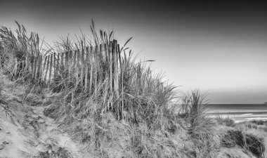Sarı kum altın b sistemde kum tepeleri üzerinde güzel gündoğumu