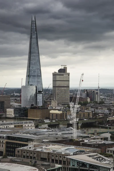 Vista aerea della città di Londra sullo skyline con cielo e terra drammatici — Foto Stock