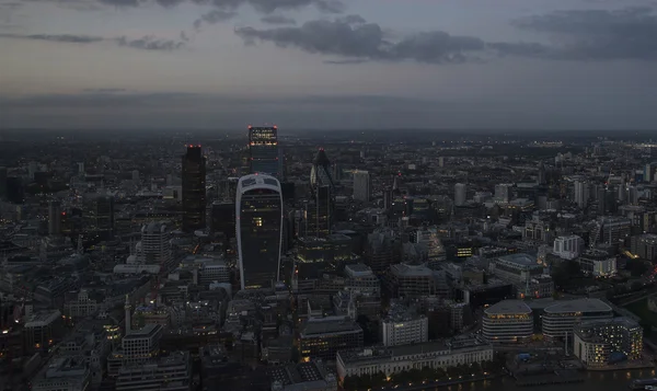 Londres vista aérea da cidade sobre o horizonte com céu dramático e landm — Fotografia de Stock