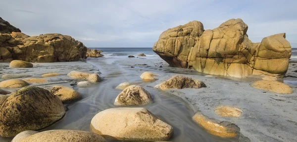 Bellissimo paesaggio balneare con morbidi colori pastello al mattino lig — Foto Stock