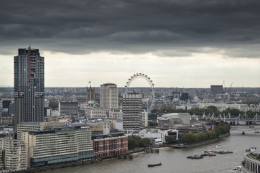 Londra şehir manzarası ile dramatik gökyüzü ve landm üzerine havadan görünümü