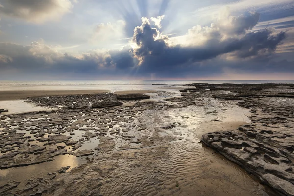 Nádherné zářivé slunce krajina nad Dunraven Bay ve Walesu — Stock fotografie