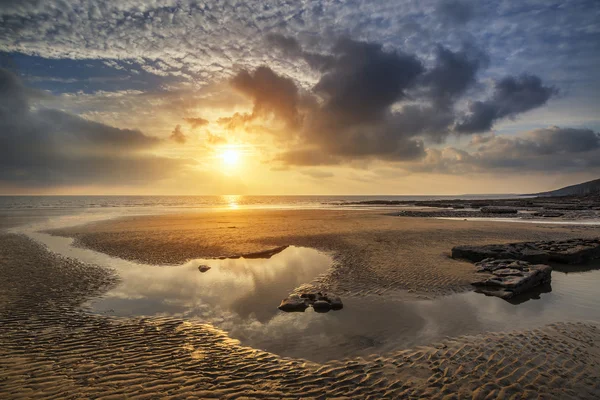 Nádherné zářivé slunce krajina nad Dunraven Bay ve Walesu — Stock fotografie