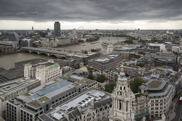 London City Luftaufnahme über Skyline mit dramatischem Himmel und Landm — Stockfoto