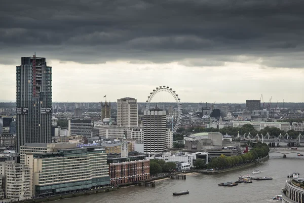 London stad Luchtfoto uitzicht over de skyline met dramatische hemel en landm — Stockfoto