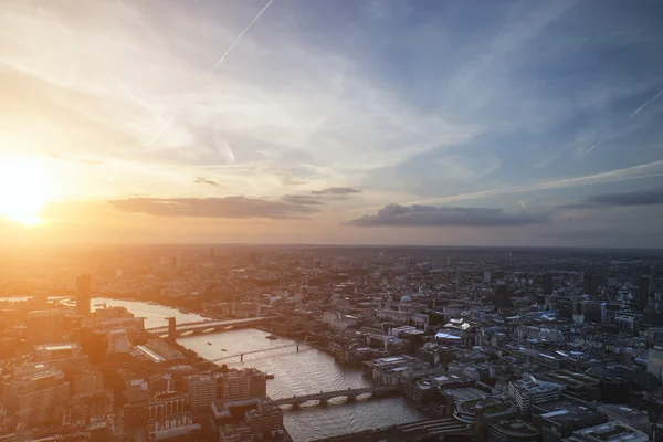 Vista aerea della città di Londra sullo skyline con cielo e terra drammatici — Foto Stock