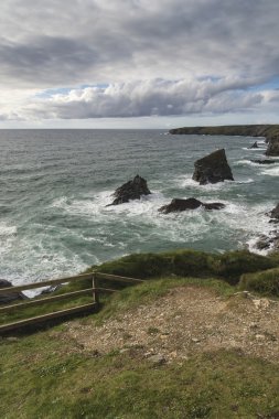 Bedruthan adımları içinde Cornwall sahilindeki çarpıcı landcape görüntü