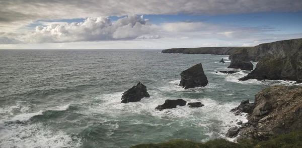 Lenyűgöző Bedruthan lépéseket Cornwall partján, landcape képe — Stock Fotó