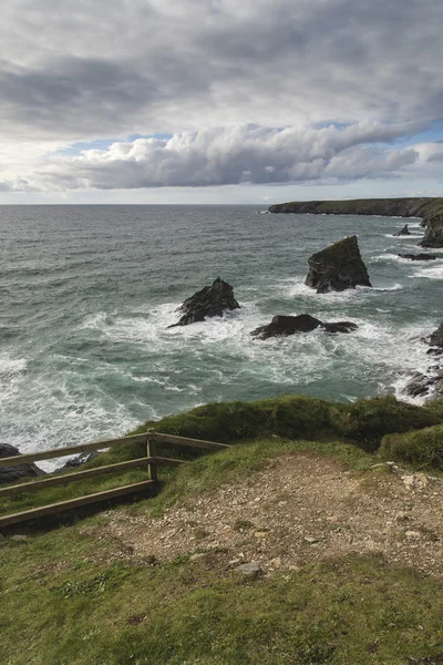 Impressionante Landcape imagem de Bedruthan Passos na costa da Cornualha em — Fotografia de Stock