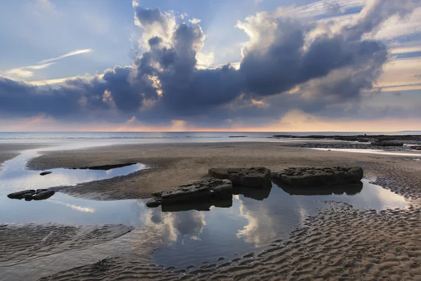 Impresionante paisaje de puesta de sol vibrante sobre Dunraven Bay en Gales — Foto de Stock