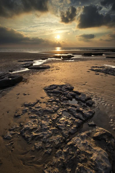 Impresionante paisaje de puesta de sol vibrante sobre Dunraven Bay en Gales — Foto de Stock