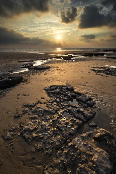 Fantastisk pulserande solnedgång landskap över Dunraven Bay i Wales — Stockfoto