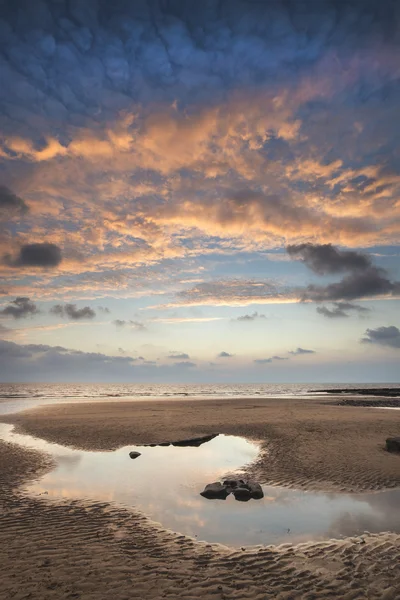 Splendido paesaggio vibrante tramonto sulla baia di Dunraven in Galles — Foto Stock