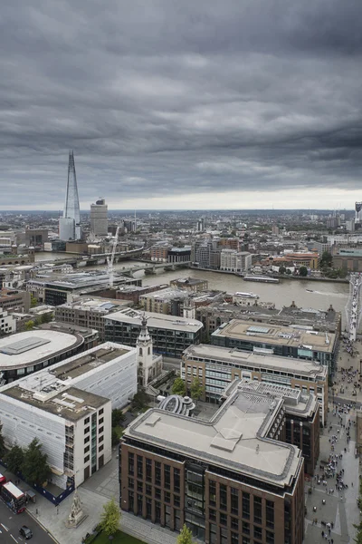 Londres vista aérea da cidade sobre o horizonte com céu dramático e landm — Fotografia de Stock