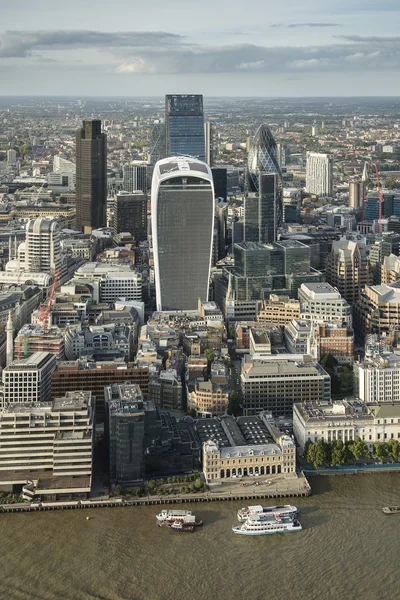 Londres vista aérea da cidade sobre o horizonte com céu dramático e landm — Fotografia de Stock