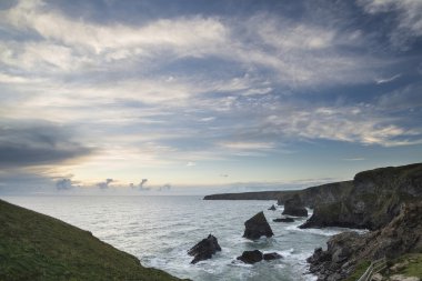 Bedruthan adımları içinde Cornwall sahilindeki çarpıcı landcape görüntü