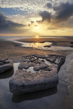 Dunraven Bay Wales üzerinde çarpıcı canlı günbatımı manzara
