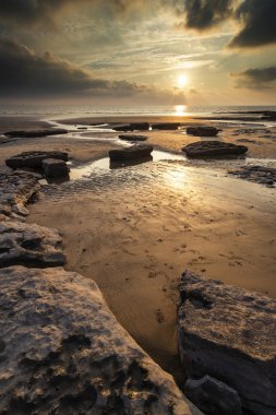 Dunraven Bay Wales üzerinde çarpıcı canlı günbatımı manzara