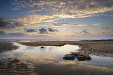 Dunraven Bay Wales üzerinde çarpıcı canlı günbatımı manzara