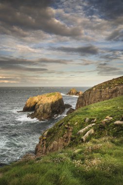 Çarpıcı gündoğumu manzara görüntü Land's End Cornwall Engla içinde