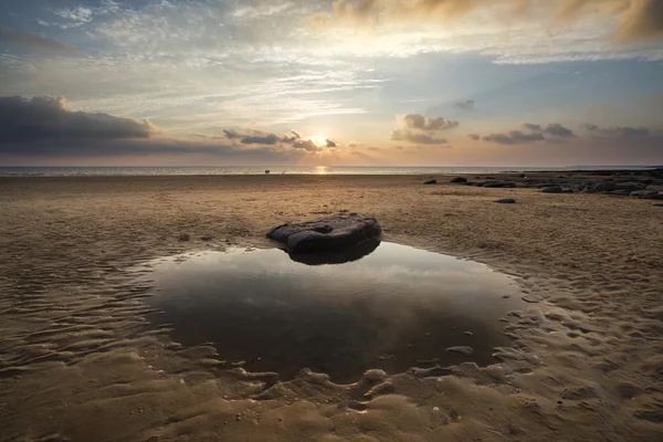 Dunraven Bay Wales üzerinde çarpıcı canlı günbatımı manzara — Stok fotoğraf