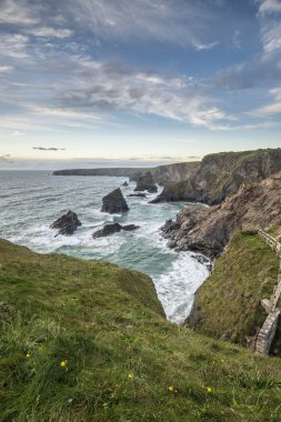Bedruthan adımları içinde Cornwall sahilindeki çarpıcı landcape görüntü