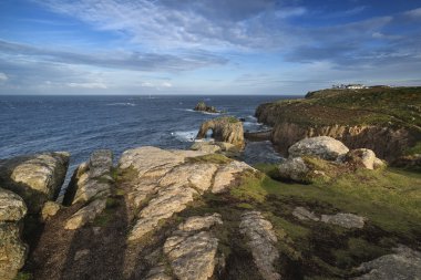 Çarpıcı gündoğumu manzara görüntü Land's End Cornwall Engla içinde