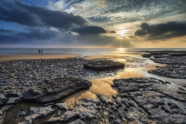 Impresionante paisaje de puesta de sol vibrante sobre Dunraven Bay en Gales —  Fotos de Stock