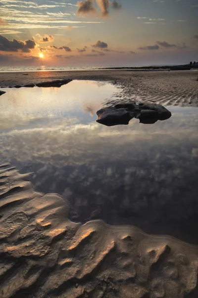 Atemberaubende, lebendige Landschaft bei Sonnenuntergang über der Dunraven Bay in Wales — Stockfoto